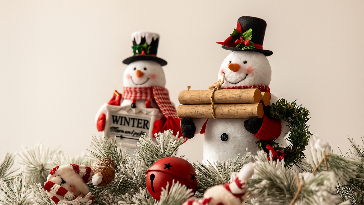 Monos de nieve navideños